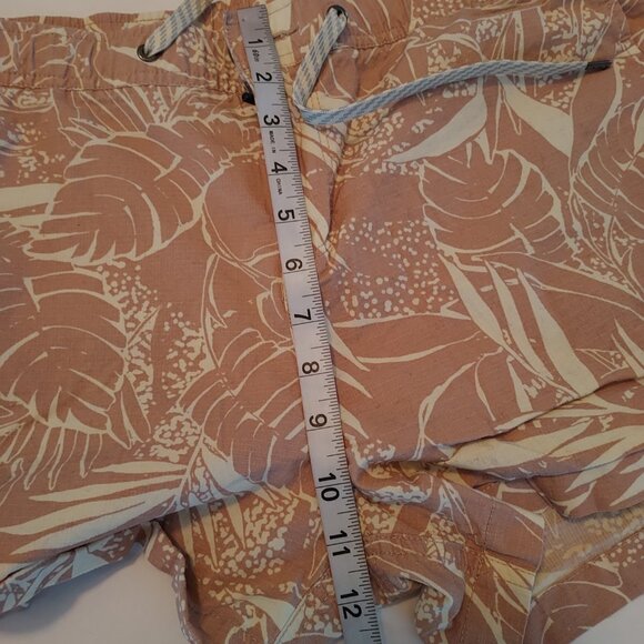 Vuori Ripstop Shorts In Pink Salt Rainforest Print Size XL - Picture 3 of 12